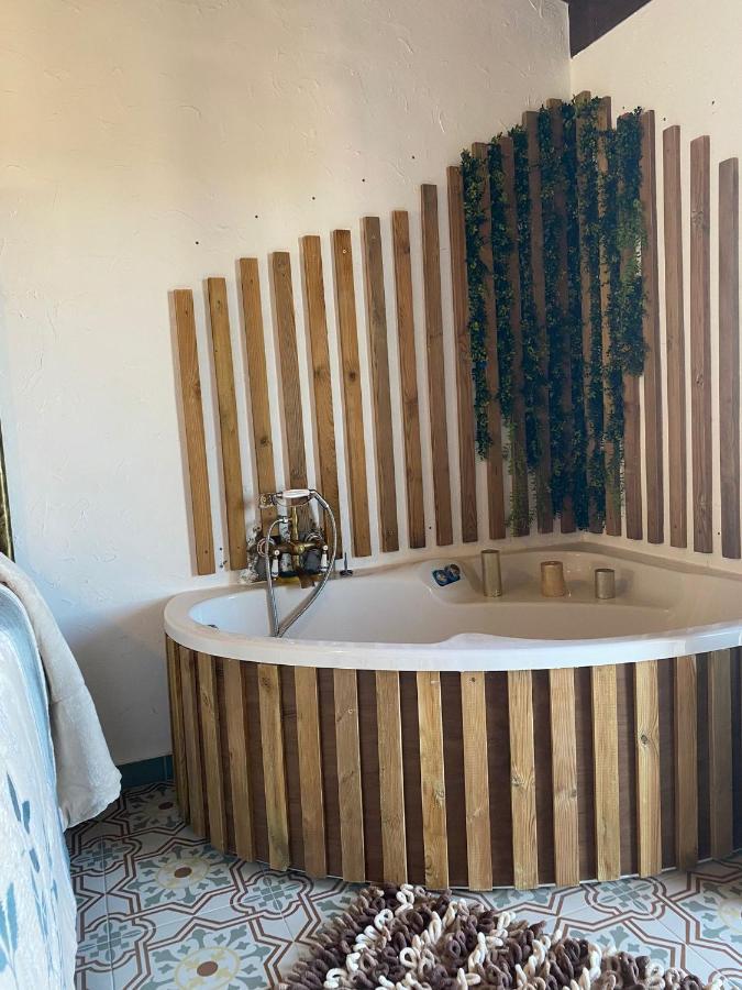 El Escondite De Martina, Aticos Romanticos Setenil De Las Bodegas Luaran gambar