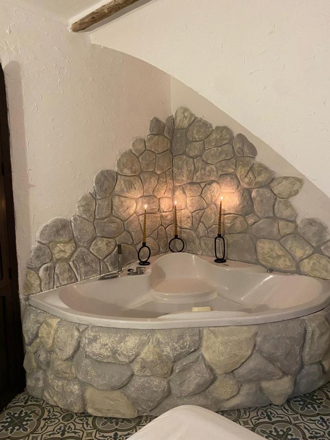 El Escondite De Martina, Aticos Romanticos Setenil De Las Bodegas Luaran gambar